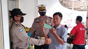 Polsek Kapetakan Bagikan Masker Gratis di Pasar Celancang