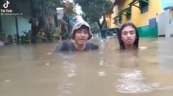 Sebut Banjir Setinggi Dada Orang Dewasa, Aksi Pria Ini Bikin Tepuk Jidat