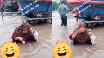 Aksi Jorok Emak-emak Celupkan Makanan ke Air Banjir, Ramai Dikecam Warganet