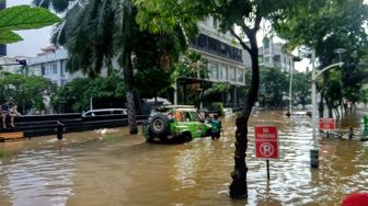 Mobil Terendam Banjir Kemang Dievakuasi Pakai Mobil Off Road IOF dan IMI