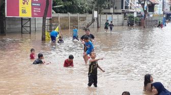 Fenomena Banjir Jadi Wahana Bermain Masyarakat, Warga: Renang Gratis!