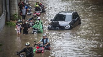 Diguyur Hujan Deras, 21 RT di Jakarta Kebanjiran hingga 1,5 Meter