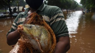 Menjala Ikan Ditengah Kepungan Banjir Jakarta