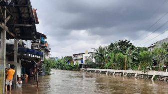 Dua Warga Kesetrum Listrik Saat Banjir di Periuk Kota Tangerang