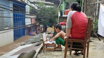 Rumah Dikepung Banjir, Anak di Cipinang Melayu Belajar Online di Atap