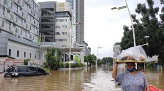 Kemang Banjir Lagi, Banyak Mobil Terjebak Tak Bisa Kemana-mana