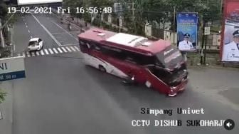 Nyaris Ketemu Malaikat Maut! Viral Detik-detik Tabrakan Bus vs Motor