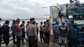Detik-detik KMP BILI Terbalik di Dermaga Perigi Piai Sambas
