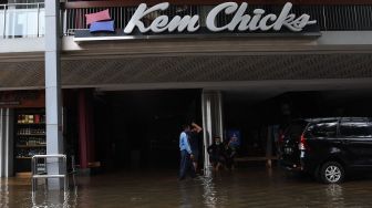 Pengunjung berada di salah satu pusat perbelanjaan Kem Chicks yang dilanda banjir di kawasan Kemang, Jakarta Selatan, Sabtu (20/2/2021). ANTARA FOTO/Indrianto Eko Suwarso