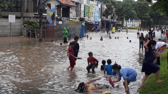 Saat Banjir di Serpong Jadi Wahana Bermain Anak-anak: Hiburan Gratis