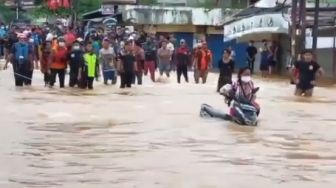 Seorang Ibu Nekat Dorong Motor Terjang Banjir di Bekasi, Ini Alasannya