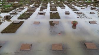 Banjir Rendam Ratusan Makam di TPU Jeruk Purut