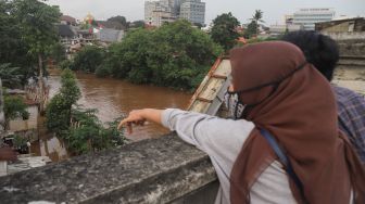 Warga Nonton Banjir dari Atas Flyover Kalibata