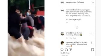 Menegangkan, Detik-detik Ibu Gendong Anaknya Lewati Derasnya Banjir Ciledug