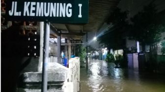 Perumahan Maharta Tangsel Terendam Banjir Berarus Deras