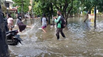 Aksi Ojol Ciledug: Antar Pesanan Makan di Tengah Banjir & Rasa Kemanusiaan