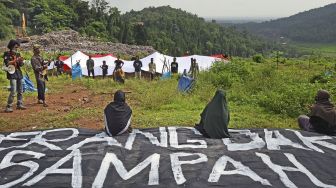 Sejumlah aktivis Mahasiswa Pecinta Alam (Mapala) dan Komunitas Pecinta Lingkungan (Kopel) menggelar aksi unjuk rasa di TPSA Cilowong, Serang, Banten, Minggu (21/2/2021). [ANTARA FOTO/Asep Fathulrahman]