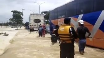 Jalur Pantura Akses Bekasi-Karawang Terputus