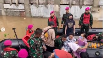 Salut! Kakinya Dijadikan Tandu, Prajurit Marinir Selamatkan Korban Banjir