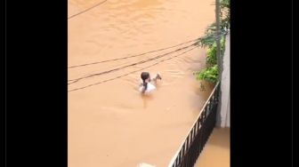Ojol Terjang Banjir Antar Makanan, Netizen: Super Hero, Semoga Panjang Umur