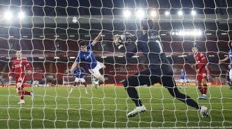 Tendangan ke gawang bek Everton Seamus Coleman diselamatkan oleh penjaga gawang Liverpool Alisson Becker saat pertandingan sepak bola Liga Premier Inggris antara Liverpool dan Everton di Stadion Anfield, Liverpool, Inggris, pada (20/2/2021). [PHIL NOBLE / POOL / AFP]