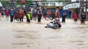 The Power of Emak-emak, Ibu-ibu Dorong Motor Terjang Banjir di Jatimekar