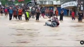 Aksi Ibu-ibu Dorong Motor Terjang Banjir, Tak Punya Uang Buat Sewa Becak