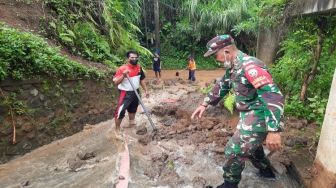 Batu Paras Longsor di Gianyar Bali Tutup Akses Jalan ke Pura Indrakila