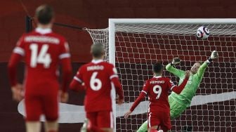 Penjaga gawang Everton Jordan Pickford (kanan) menyelamatkan tembakan selama pertandingan sepak bola Liga Premier Inggris antara Liverpool dan Everton di Stadion Anfield, Liverpool, Inggris, pada (20/2/2021). [PHIL NOBLE / POOL / AFP]