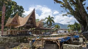 Suasana pemugaran kawasan Huta Siallagan, Ambarita, Simanindo, Samosir, Sumatera Selatan, Minggu (21/2/2021). [ANTARA FOTO/Nova Wahyudi]