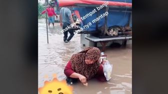 Viral Emak-emak Makan di Tengah Banjir, Celup Biskuit ke Air Warna Cokelat