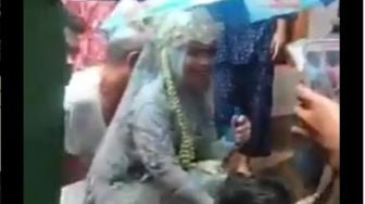 Viral Pengantin Wanita Menerjang Banjir, Diarak Pakai Ember Bayi