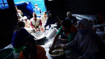 Sebut Banjir Sudah Surut, Anies Minta Tenda Pengungsian Tetap Dipasang