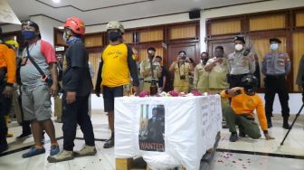 Pemakaman Covid-19 Dituduh Proyek, Relawan Bawa "Peti Mati" ke DPRD Bantul