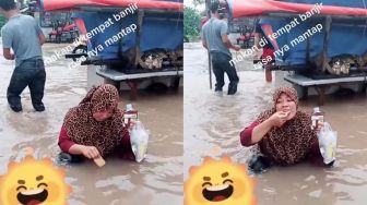 Demi Konten, Emak-emak Nekat Makan Biskuit Usai Dicelupkan ke Air Banjir