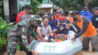 Foto Perahu FPI Dipakai Evakuasi Korban Banjir, Logo Akhirnya Dilakban