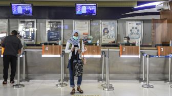 Calon penumpang melakukan pembatalan perjalanan kereta api di Stasiun Pasar Senen di Jakarta, Senin (22/2/2021).  ANTARA FOTO/M Risyal Hidaya
