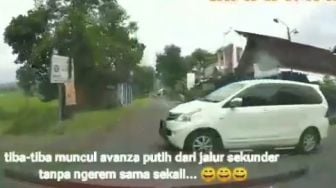 Toyota Avanza Nyelonong Bikin Pemobil Kaget, Publik: OKB Baru Punya SIM?