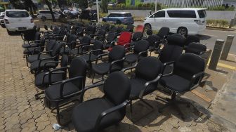 Deretan kursi yang dikeringkan di salah satu bank di kawasan Kemang, Jakarta, Senin (22/2/2021). [Suara.com/Angga Budhiyanto]