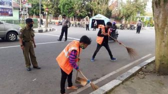 Pelanggar Prokes di Padang Panjang Disanksi Sapu Jalan dan Beli Masker