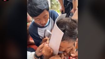Viral Leher Bocah Tersangkut Besi, Aksi Penyelamatannya Greget Banget