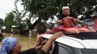 Relakan Mobilnya Terobos Banjir, Dedi Mulyadi Berbagi Bantuan ke Warga