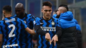 Penyerang Inter Milan Lautaro Martinez melakukan selebrasi setelah mencetak gol keduanya selama pertandingan sepak bola Serie A Italia AC Milan melawan Inter Milan di San Siro, Milan, Italia, Minggu (21/2/2021) malam WIB. MIGUEL MEDINA / AFP