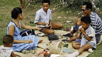 Viral Foto Keluarga Piknik di Malang Tahun 1973, Sosok Ibunya Bikin Salfok