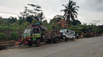 Tabrak Truk Tronton, Sopir Ambulans Pembawa Jenazah di Banyumas Meninggal