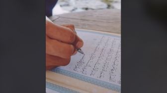 Bikin Baper, Pria Ini Niat Hadiahkan Al Quran Tulisan Tangan ke Calon Jodoh