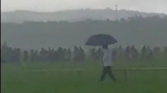 Jokowi Terjang Hujan di Sawah, Istana: Paspampres Ada Tak Bisa Jalan Duluan