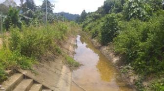 Diduga Jadi Penyebab Banjir, Warga Nekat Bongkar Proyek Irigasi PUPR Kayong Utara