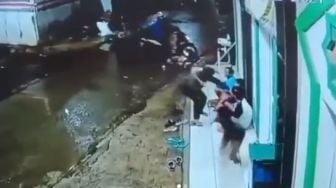 Viral Perampasan Ponsel Pakai Celurit, Incar Korban Lagi Mabar di Mushola