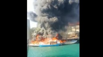 Kapal Terbakar di Dermaga Bea Cukai Batam, ABK Panik Ceburkan Diri ke Laut